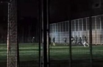 Українці зворушені: У Черкасах батьки підсвічували фарами автівок футбольне поле, щоб діти могли пограти (відео)