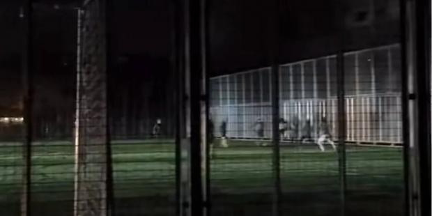 Українці зворушені: У Черкасах батьки підсвічували фарами автівок футбольне поле, щоб діти могли пограти (відео)