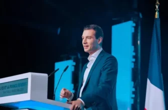 “Віє вітер”: У Франції чоловік розбив яйце об голову лідера проросійської партії під час презентації книжки