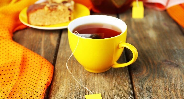 Ви роками заварювали чай неправильно: Як треба використовувати чайний пакетик і чому його не можна віджимати