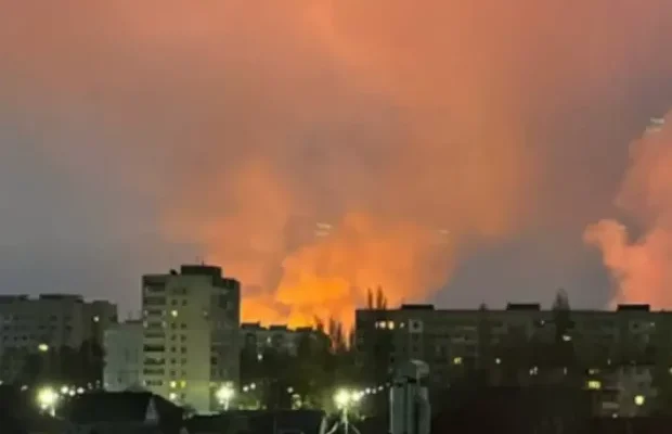 Видно заграву та чути вuбух: На окупованій Донеччині атаковано нафтобазу (відео)