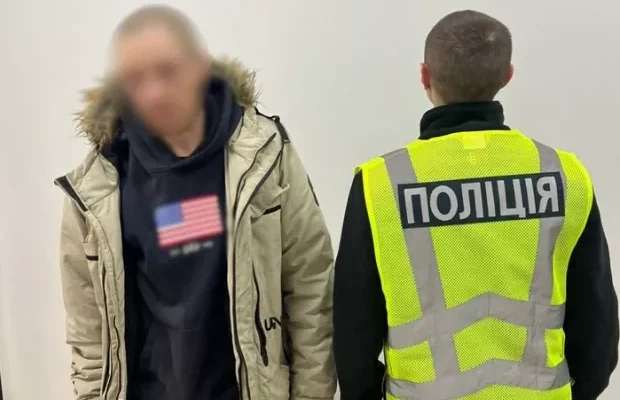 Висмикнув чеку та передав касирці: У Києві чоловік вирішив “розрахуватися” за товар… гранатою