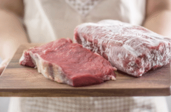 Як безпечно розморожувати м’ясо? Ось правила, яких слід дотримуватися.