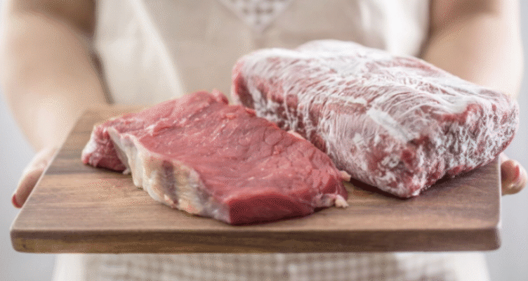 Як безпечно розморожувати м’ясо? Ось правила, яких слід дотримуватися.