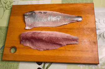 Бабуся показала, як чистити оселедця: за 5 хвилин філе готове, кісточки виходять самі, шкірка злітає миттєво