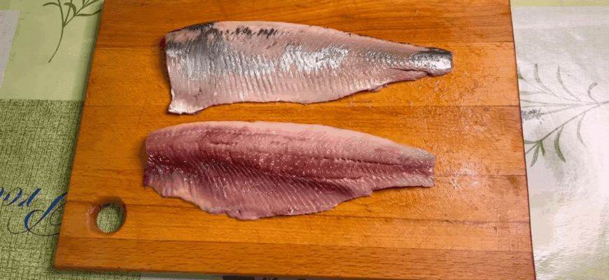 Бабуся показала, як чистити оселедця: за 5 хвилин філе готове, кісточки виходять самі, шкірка злітає миттєво