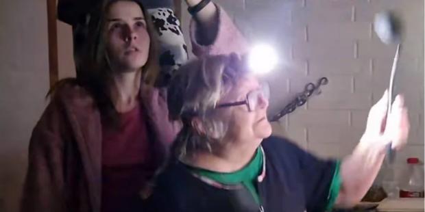 “Йшла восьма година без світла”: Київська бабуся та вчителька географії влаштували “дискотеку” вдома під час відключення (відео)