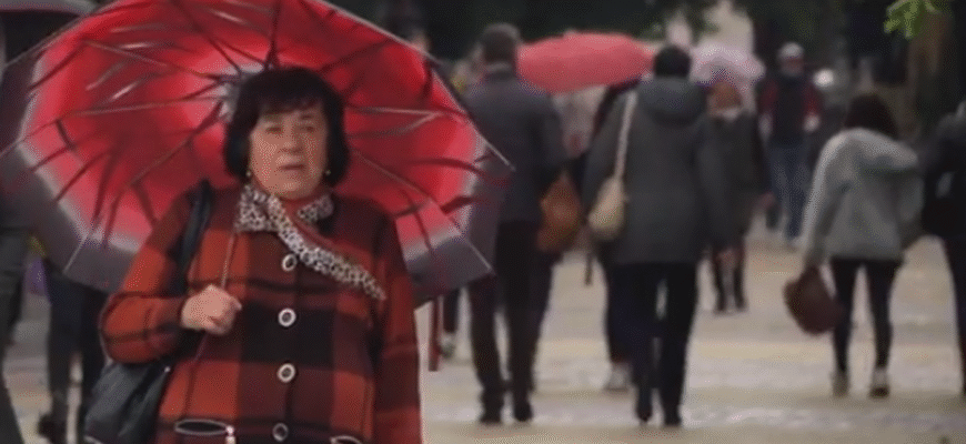 Заллє дощами та похолодає: синоптики попередили про погоду у понеділок