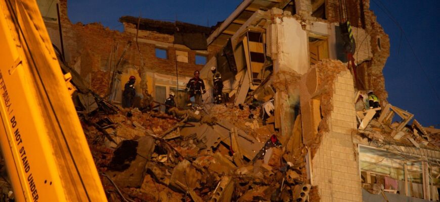 Живий: У Тернополі під завалами багатоповерхівки знайшли 20-річного хлопця (ВІДЕО)