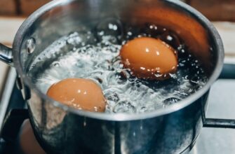 Чому в жодному разі не можна класти гарячі яйця у холодну воду