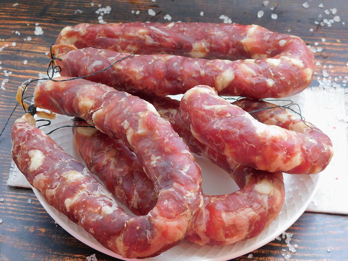 Кулінари порадили рецепт копченої ковбаси в домашніх умовах без коптильні – простий рецепт