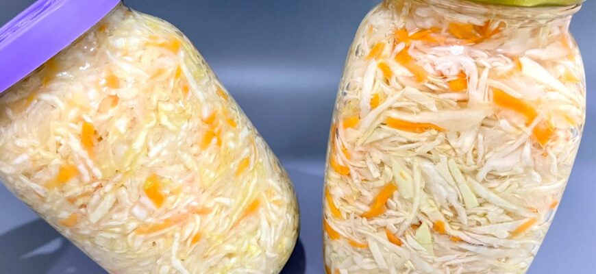 Квашена капуста хрустить і через 6 місяців зберігання: додаю у банку 1 ложку – і тільки потім ставлю у льох