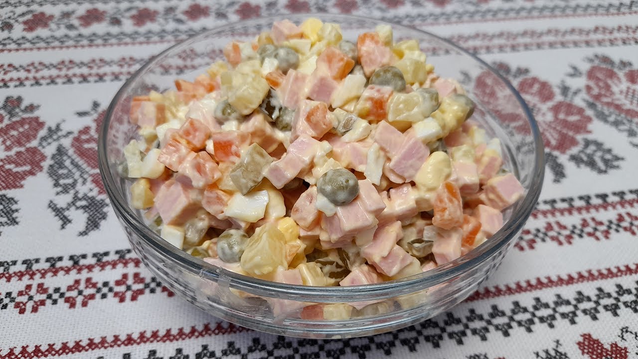 Кулінари розповіли, які два продукти не можна додавати до салату Олівʼє