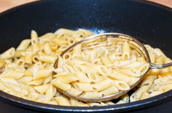 Кладу 1 ложку в окріп для макаронів – і вони не злипаються взагалі: трюк шефа, який працює завжди