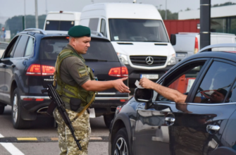 Українець, якого двічі не випустили за кордон, вимагає 300 мільярдів гривень компенсації: ВС став на його бік