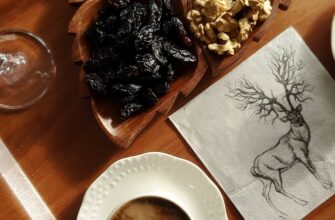 У нас жодна гулянка без цього не гулянка: слива з горіхом у червоному вині може бути й десертом, й закускою