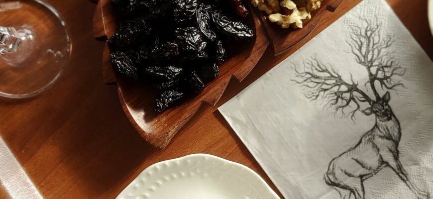 У нас жодна гулянка без цього не гулянка: слива з горіхом у червоному вині може бути й десертом, й закускою