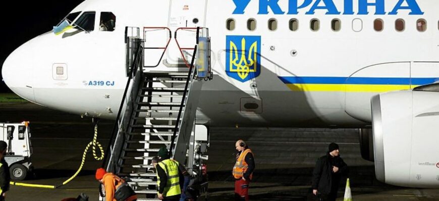 Хто переслідував літак Зеленського: в Офісі президента відповіли