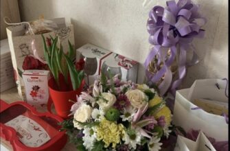 Тиждень тому у свекрухи було свято, 55 років. Ми поставили їй у конверт 2 тисячі, купили набір кухонних полотенець та ще великий вазон у вітальню з підставкою. Тоді допомогла мити посуд та прибрати зі столу. І от стою на кухні, збираю сміттєвий пакет і бачу силует Миколи та свекрухи. У пані Валі такі скляні, майже прозорі двері.