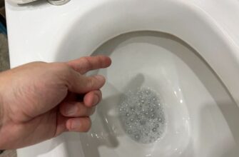 Унітаз більше не “попахує” жовтим нальотом: змішала 100 мл гарячої води з 200 г цього інгредієнту