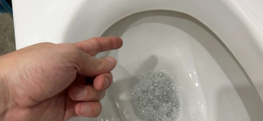 Кидаю в унітаз 1 “хитру штучку” на 10 годин – і він чистий, без жовтизни та запаху: нічний секрет чистоти