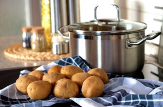 Кладу 3 зубчики у каструлю з холодною водою перед варінням картоплі – і смак стає у 2 рази насиченішим