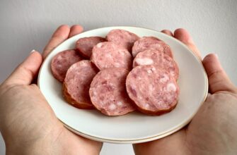 Готую домашню ковбасу без коптильні: 1 інгредієнт у маринаді дає смак, як від березових трісок