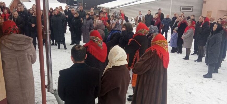 У Космачі на Франківщині парафіян не пустили на Різдво до церкви Петра і Павла У Космачі на Франківщині парафіян не пустили на Різдво до церкви Петра і Павла