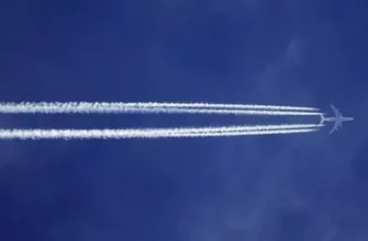 А ви це знали? Чому літаки залишають білі смуги у небі