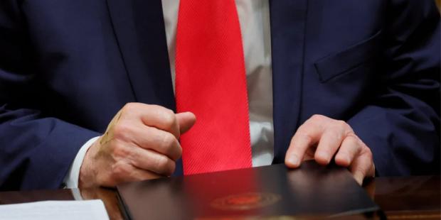 А як же “ідеальний стан здоров’я”?: На руці Трампа помітили підозрілі пластирі (фото)