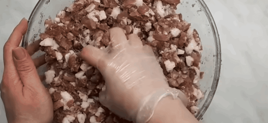 У домашній ковбасі без кишки не буде тріщин, якщо дотриматися 2 пропорцій — м’яса та сала