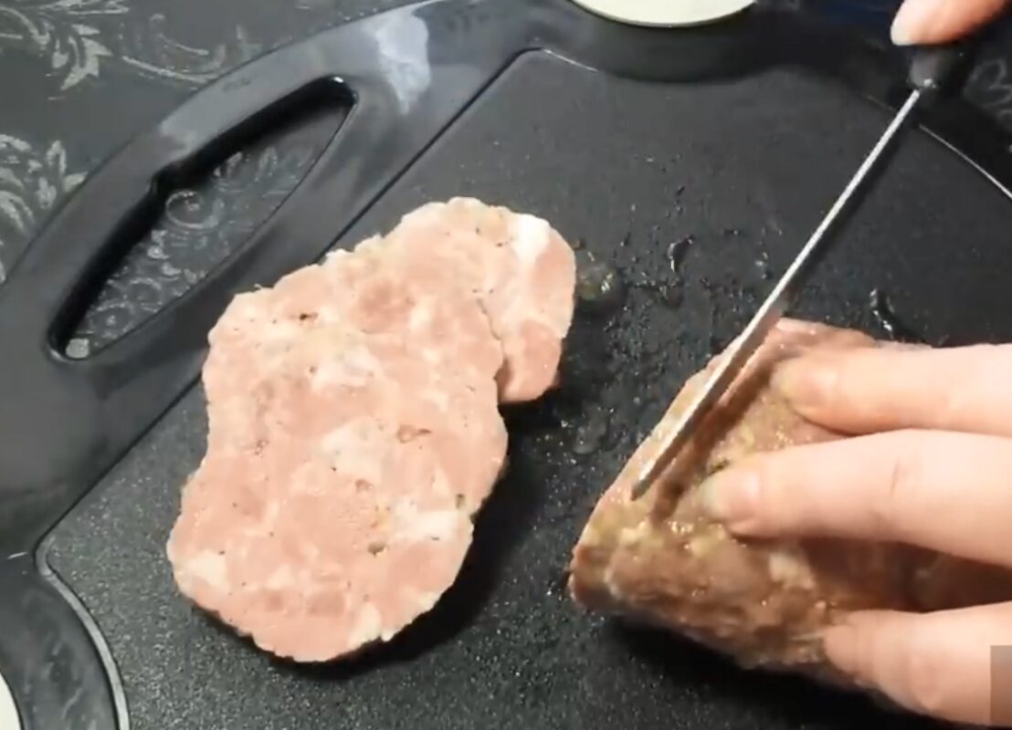 Кулінари розповіли, як приготувати смачну домашню ковбасу без кишки