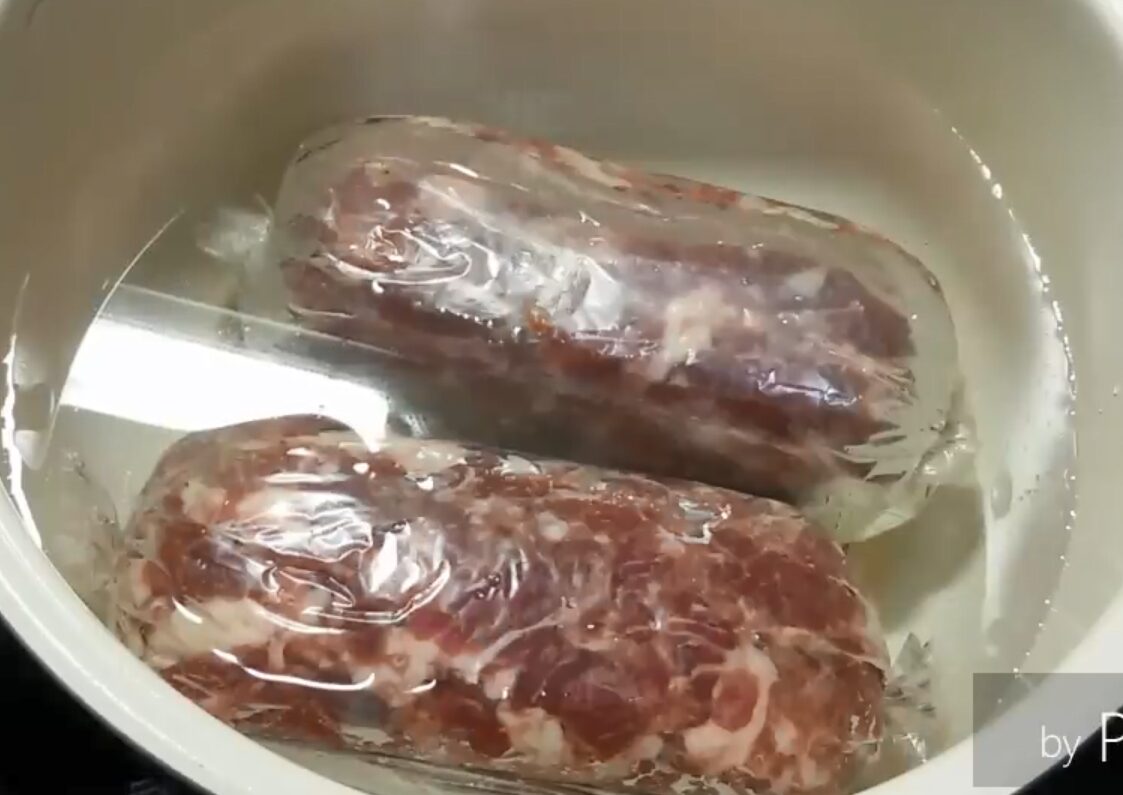 Кулінари розповіли, як приготувати смачну домашню ковбасу без кишки
