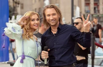 У Мережі з’явились свіжі фото скандального співака Олега Винника та його дружини, виконавиці Таюне. Знімками парочки поділилась візажистка Яна, як працює в Німеччині. Саме там після початку повномасштабної війни Олег Винник проживає з родиною. Вочевидь, артисти звернулися за послугами спеціалістки. На нові світлини скандального виконавця та його дружини звернув увагу Telegram-канал “Злива”. Ба більше, там не лише поділилися кадрами парочки, а й запідозрили їх у зловживанні уколами краси. Мовляв, обличчя що Олега Винника, що Таяне неабияк змінились. І причина тому – філери. Олег Винник і Таюне раніше та зараз Олег Винник і Таюне раніше та зараз “Якщо ви хвилювались , чи лишилися гроші в Олега Винника — все ок. На філери ще вистачає”, – йдеться в повідомленні. Зазначимо, на початку повномасштабної війни Олег Винник виїхав з України до Німеччини, де перебуває й досі та не повертається. Спочатку команда виконавця повідомляла, що артист лікується за кордон, і нібито виїхав до 24 лютого 2022 року. Та потім колишній продюсер виконавця зробив скандальну заяву. Олександр Горбенко повідомив, що Винник втік з України, при цьому перетнув кордон між сидіннями в авто, ховаючись під пледом від прикордонників. Ба більше, він натякав, що жодної хвороби в артиста немає і взагалі він страждає від залежності. Сам Олег Винник всі звинувачення заперечує. Наразі він намагається відновити концертну діяльність, але за кордоном. Проте й тут без скандалів не обійшлося. Якщо раніше він заявляв, що більше не виконає жодної російськомовної пісні, а інакше “обблює себе”, то нині ж не цурається цього робити. Звичайно, за це Винник стикається зі ще більшою критикою. Нещодавно співак різко висловився про гейтерів.