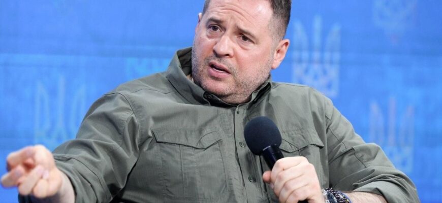 Єрмак влаштував скандал у кабінеті Зеленського: ЗМІ дізналися, що сталося Єрмак влаштував скандал у кабінеті Зеленського: ЗМІ дізналися, що сталося