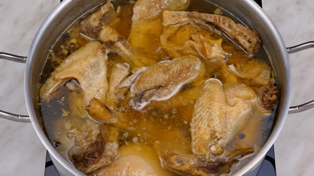 Господині розповіли, як варити прозорий бульйон на холодець 