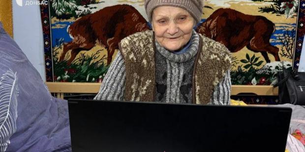 Грати навчив онук: 78-річна геймерка-переселенка з Донеччини розповіла про своє хобі й отримала несподіваний подарунок (фото)