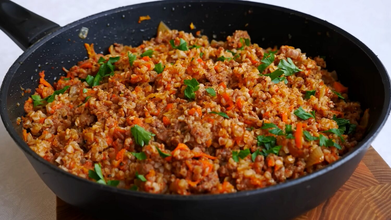 Гречка любить 1 спецію: коли закипить вода — киньте туди 1 щіпку. Смак буде неймовірним навіть без м’яса