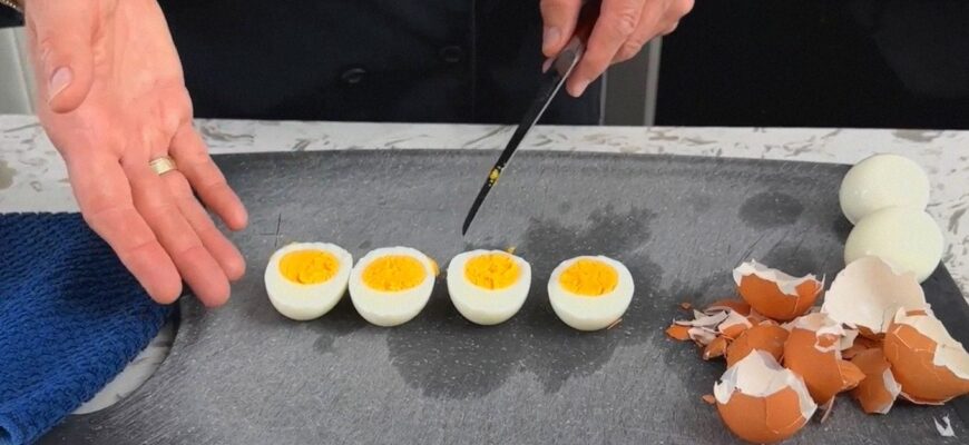 Проколюю яйце голкою з 1 боку перед варінням – і більше не мучуся з чищенням шкаралупи, коли готую салати