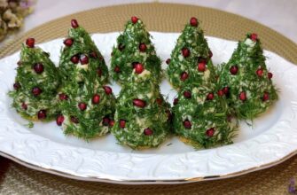 Гості “ахнуть”, коли побачать на столі цю закуску: святкові “ялинки” з мʼясом, сиром і гранатом за 15 хвилин