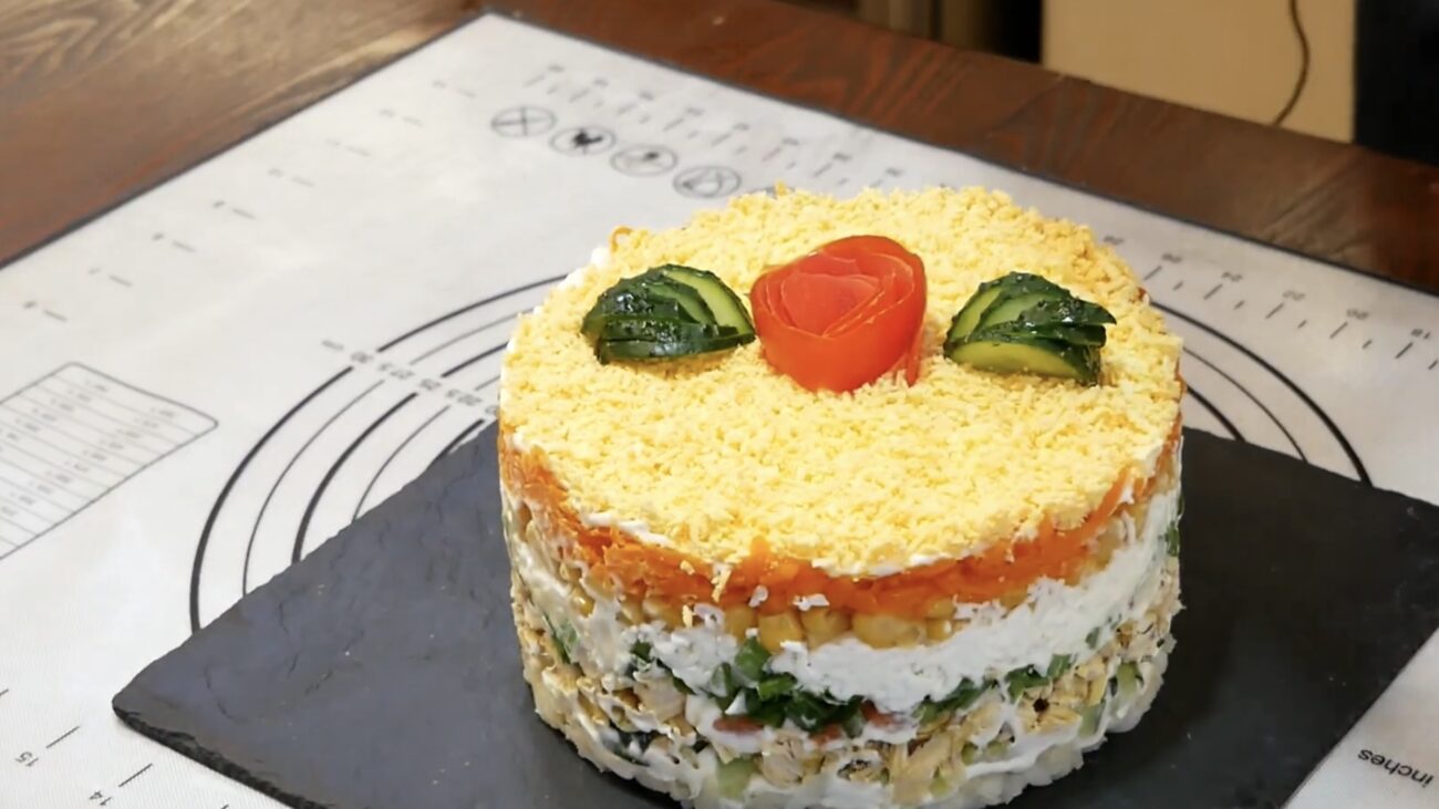 Господині розповіли, як приготувати смачний святковий салат з простих продуктів 