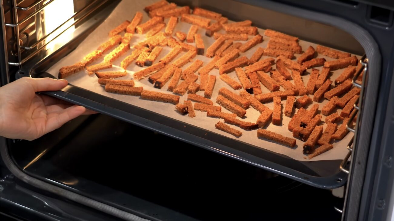 Господині розповіли, як приготувати вдома чипси і сухарики 