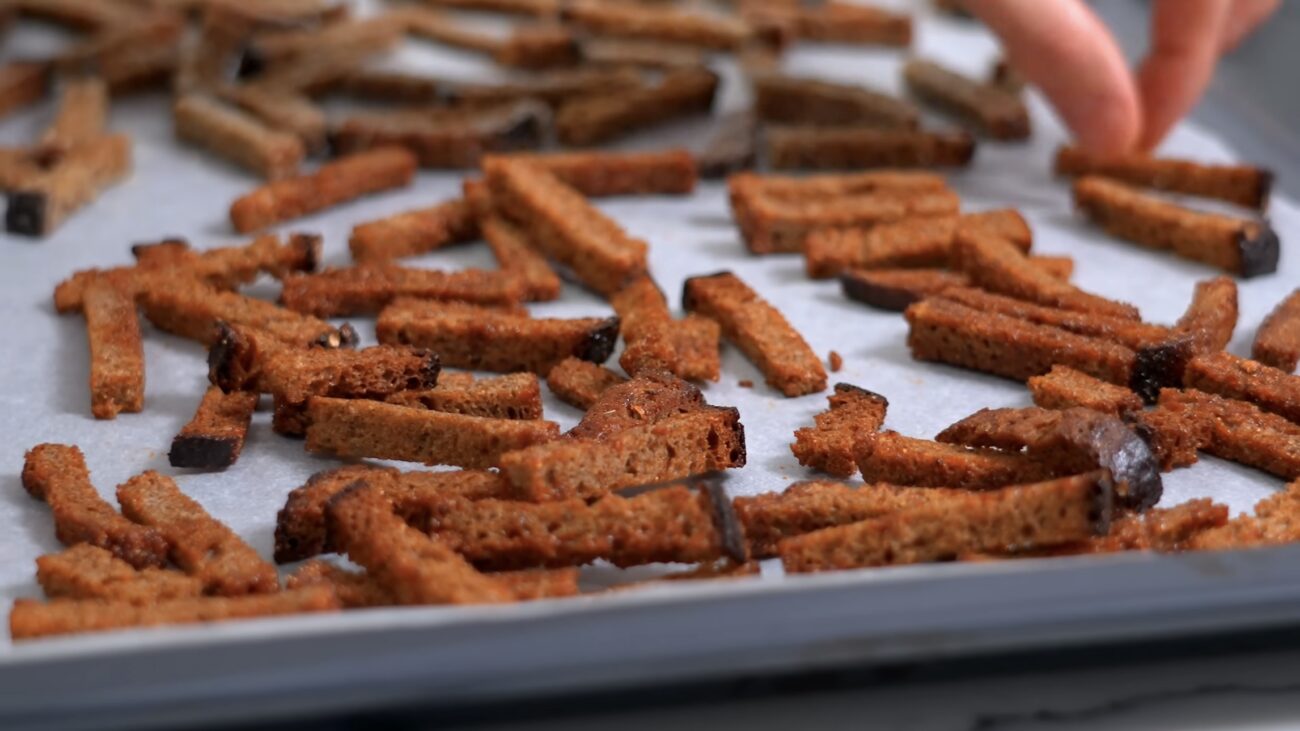 Господині розповіли, як приготувати вдома чипси і сухарики 