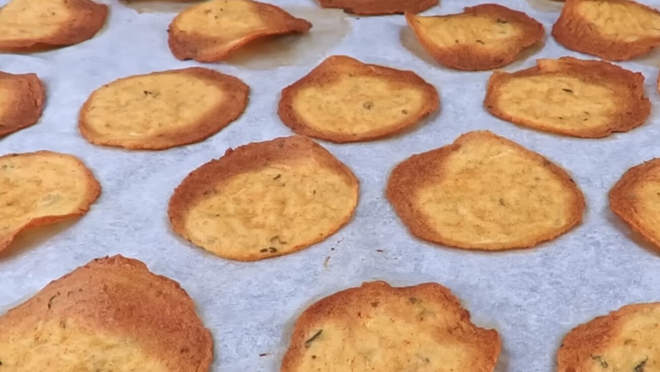 Господині розповіли, як приготувати вдома чипси і сухарики 