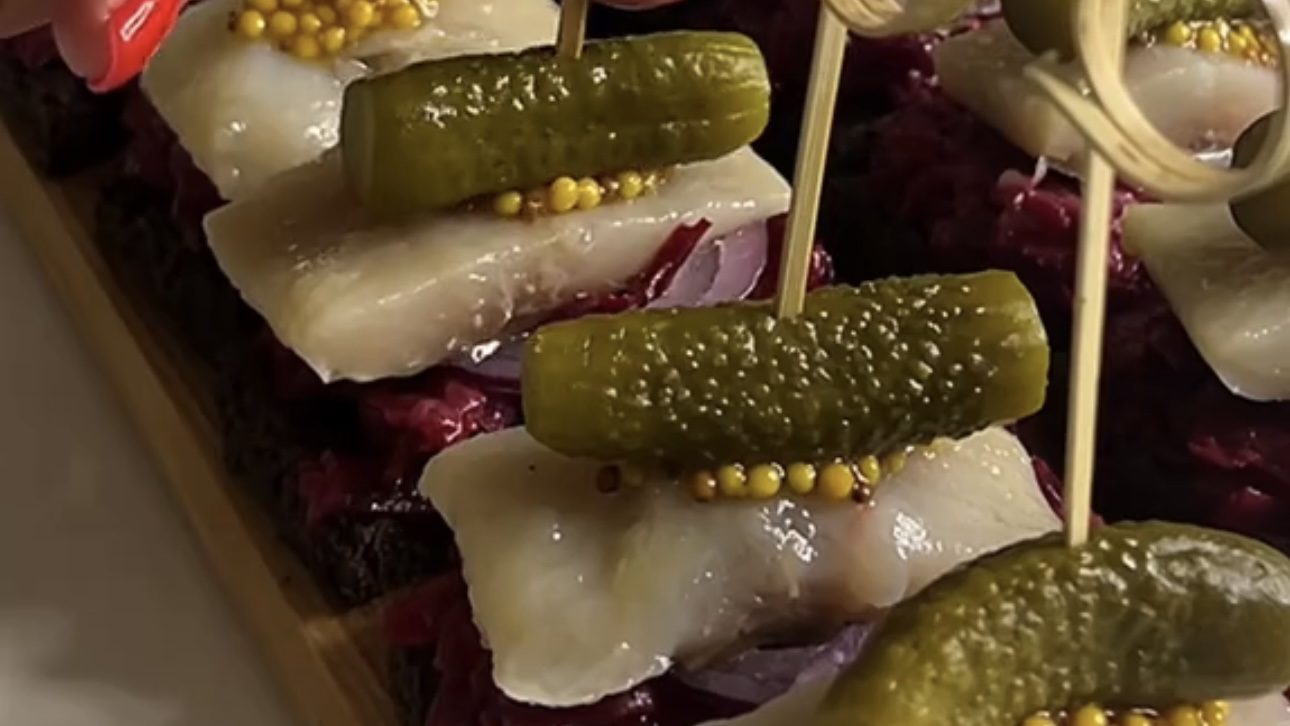 Господині розповіли, як приготувати смачні канапки з буряком і оселедцем 