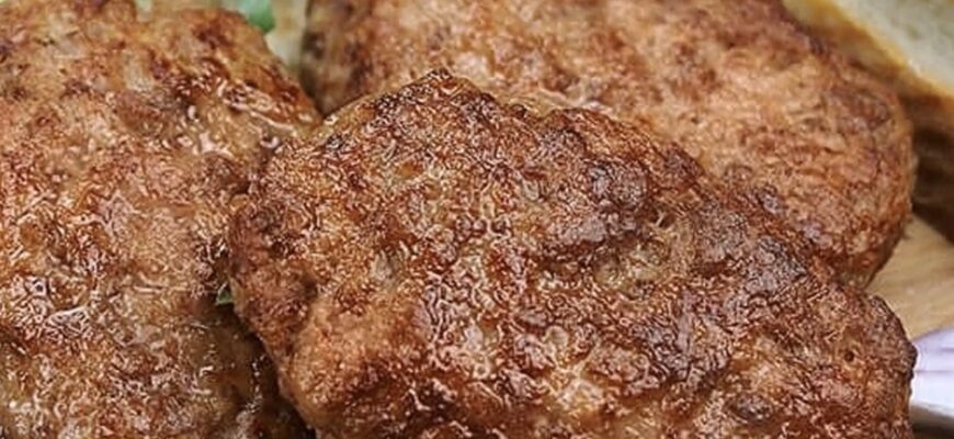 Перед смаженням обвалюю котлети не у сухарях, а у 3 ложках цього: олія не летить по всій кухні й без запаху