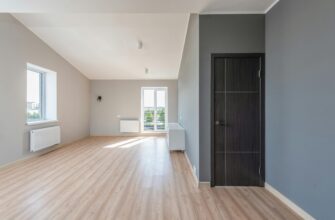 1 рулон звичайної стрічки під поріг – і холод більше не тягне по підлозі: ноги в теплі, і котел на мінімумі