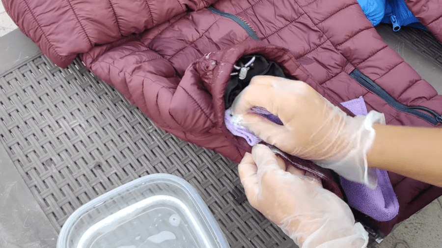 Господині розповіли, як без прання почистити рукава на зимовій куртці 