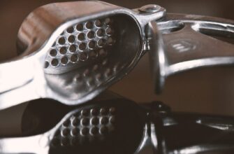 Часникодавка з 90-х має 6 функцій: 40 років користувалась лише 1-ю – а вона відкриває пляшки і давить горіхи