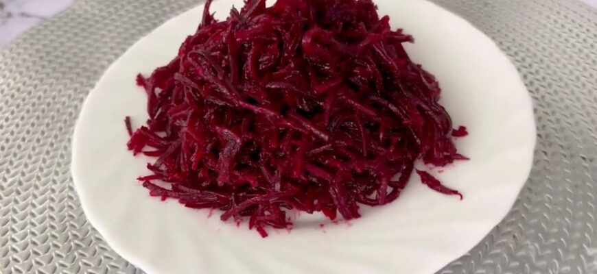 Салат без риби, без м’яса, але чомусь дуже ситний і з’їдається першим: бурякова смакота